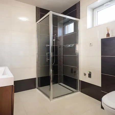 Rekreacny Domcek Flower Garden - Self Check In דולני קובין